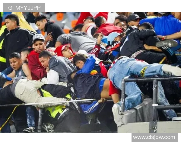 足球明星意外相撞导致严重骨折引发球迷对赛场安全的广泛关注